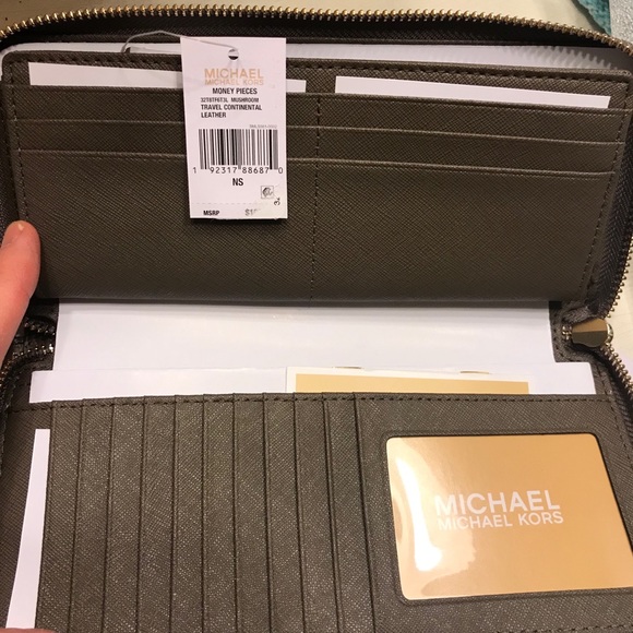 Michael Kors jet set saffiano leather wallet. - Picture 3 of 3